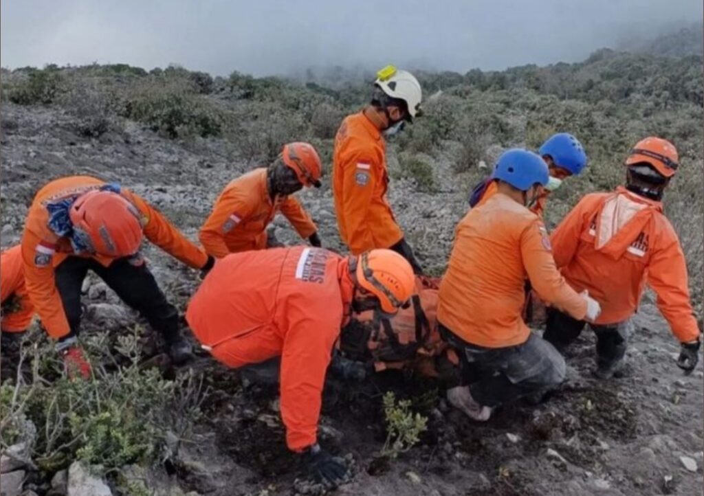 Pendaki Gunung Bawakaraeng Dievakuasi