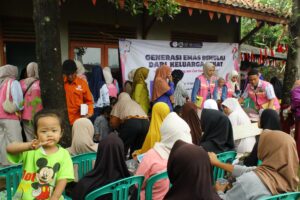Edukasi Pencegahan Stunting Melalui Pemanfaatan Daun Kelor oleh KKN-K 12 Universitas Bhakti Kencana di Desa Mekarwangi