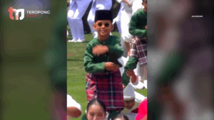 Presiden Prabowo dan Menteri Ikut Joget Saat Atraksi Pacu Jalur di Istana