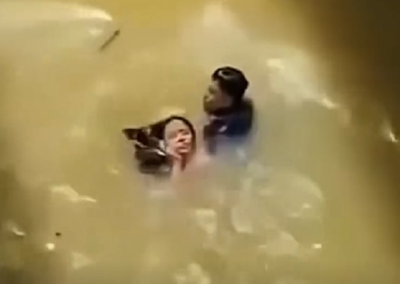 Petugas Damkar Selamatkan wanita tenggelam (Instagram Fakta Indo)