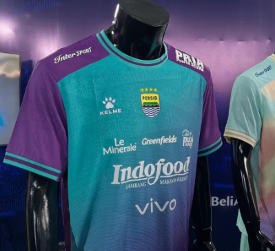 Ini Alasan Persib Luncurkan Jersey Berwarna Feminim