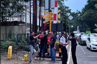 Seorang Pria Tewas Tertemper KA Commuter Line di Perlintasan Braga Bandung