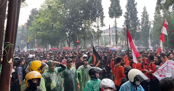 Gelombang Demonstrasi Memanas, Rupiah Merosot