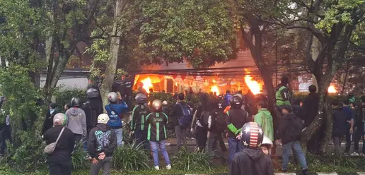 Massa Bakar Rumah Dekat DPRD Jabar 