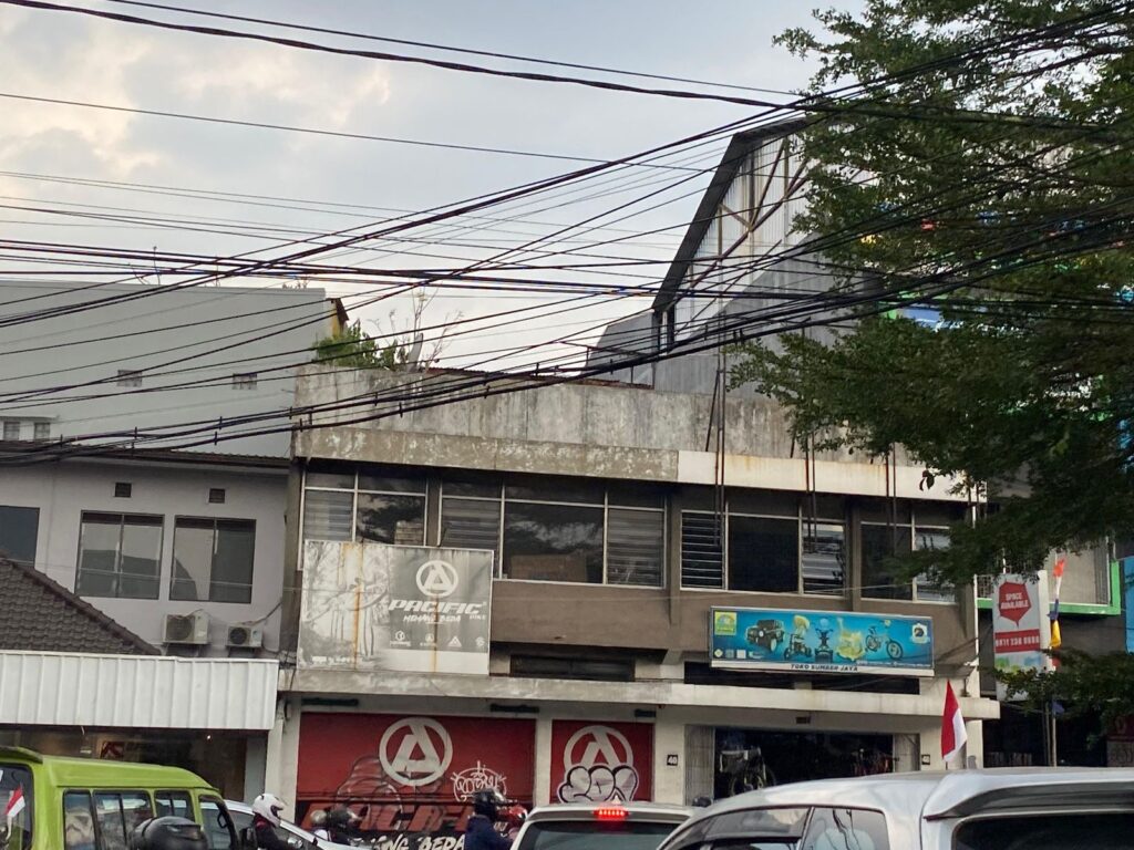 Selasa Tertib Kabel, Diskominfo Bandung Rutin Rapikan Kabel Udara demi Estetika dan Keamanan Kota