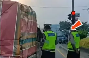 Viral Polantas Tilang Mobil di Lampu Merah