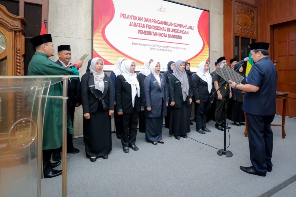 16 ASN Fungsional Dilantik, Sekda Bandung: Bukan Sekadar Jabatan, Tapi Amanah Penuh Integritas