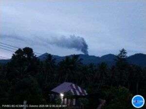 Gunung Dukono erupsi