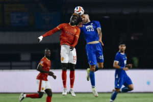Permainan Persib Berantakan, Bojan Hodak Sindir Kualitas Lapangan Stadion GBLA