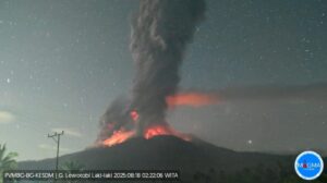 Awas, Gunung Lewotobi Laki-Laki Meletus Kolom Abu Teramari 8.0000 Meter