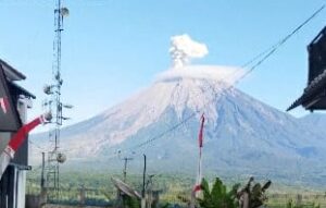 gunung semeru erupsi