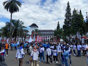 Aksi Buruh di Gedung Sate: Tolak Upah Murah dan Hapus Sistem Outsourcing!