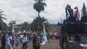Buruh Kepung Gedung Sate, Tuntut Hapus Outsourcing hingga Naikkan UMK