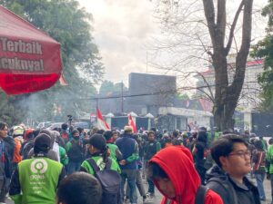 Mahasiswa dan Ojol dari Berbagai Wilayah Mulai Padati Gedung DPRD Jawa Barat