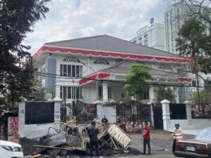 Pasca Demo Ricuh, Sisa Puing dan Bau Gas Air Mata Masih Tercium di Pusat Kota Bandung