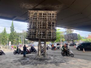 Pasca Demo Ricuh, Sisa Puing dan Bau Gas Air Mata Masih Tercium di Pusat Kota Bandung