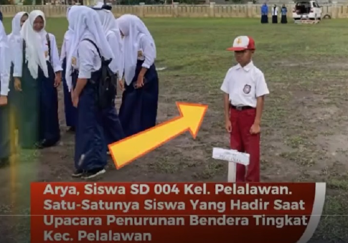anak SD upacara penurunan bendera sendirian