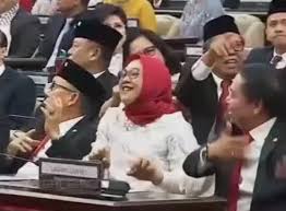 anggota DPR joget