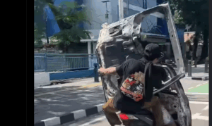 bangkai mobil demo
