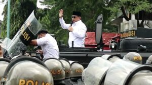 Bupati Pati Sudewo Dilempari Sandal, dimakzulkan, partai pengusung pilkada hingga Botol saat Temui Massa Aksi