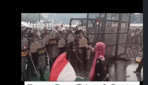 emak-emak demo bendera merah putih