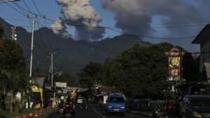 gunung dukono erupsi