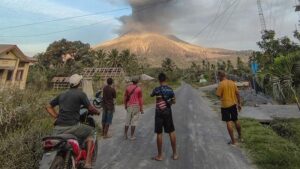gunung lewotobi laki-laki erupsi