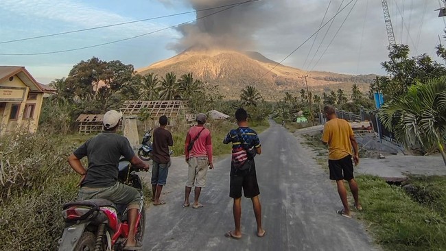 gunung lewotobi laki-laki erupsi