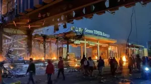 halte transjakarta dibakar