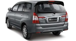 Toyota Kijang Innova masih mempertahankan posisinya sebagai salah satu mobil paling diminati di Indonesia. Tak hanya mendominasi pasar kendaraan baru, mobil berjenis MPV ini juga terus menjadi incaran di pasar mobil bekas. Sudah puluhan tahun Kijang Innova hadir di pasar otomotif nasional, menjadikannya model yang tak asing bagi masyarakat Indonesia. Keberadaannya yang konsisten dan reputasi yang kuat membuatnya terus dicari oleh konsumen, baik untuk kebutuhan pribadi maupun keluarga. Baca juga: bZ4X Dirakit Lokal, Toyota Belajar Banyak dari Pengembangan Innova Listrik Data dari Gabungan Industri Kendaraan Bermotor Indonesia (Gaikindo) menunjukkan bahwa dalam enam bulan pertama tahun 2025, total 31.107 unit Kijang Innova—baik tipe Zenix maupun Reborn—telah didistribusikan secara wholesales. Angka ini membuktikan bahwa Innova masih menjadi salah satu mobil terlaris di Tanah Air. Menariknya, tren pencarian tidak hanya terjadi di pasar mobil baru. Di segmen mobil bekas, Kijang Innova juga termasuk model yang paling sering dicari. Minat yang tinggi terhadap mobil ini tak lepas dari berbagai keunggulan yang dimilikinya. Salah satu daya tarik utama dari Kijang Innova adalah karakteristiknya sebagai MPV berkapasitas besar dengan kabin yang luas dan nyaman. Mobil ini dinilai cocok untuk berbagai kebutuhan mobilitas masyarakat Indonesia—baik untuk penggunaan harian maupun perjalanan jarak jauh bersama keluarga. Baca juga: Adu Performa Mitsubishi Destinator vs Toyota Kijang Innova Zenix Tak hanya soal kenyamanan dan fungsi, faktor nilai jual kembali juga menjadi alasan kuat mengapa Kijang Innova tetap diminati. Model ini dikenal memiliki nilai jual kembali yang stabil, yang menjadi pertimbangan penting bagi konsumen saat membeli mobil. Faktor lain yang turut memperkuat popularitasnya adalah dukungan ekosistem purnajual yang luas. Jaringan servis resmi dan ketersediaan suku cadang yang merata hingga ke berbagai wilayah di Indonesia membuat pemilik Innova merasa aman dan nyaman dalam jangka panjang. Dengan berbagai keunggulan tersebut, tak mengherankan jika Kijang Innova terus mempertahankan statusnya sebagai mobil keluarga favorit masyarakat Indonesia, baik dalam kondisi baru maupun bekas.