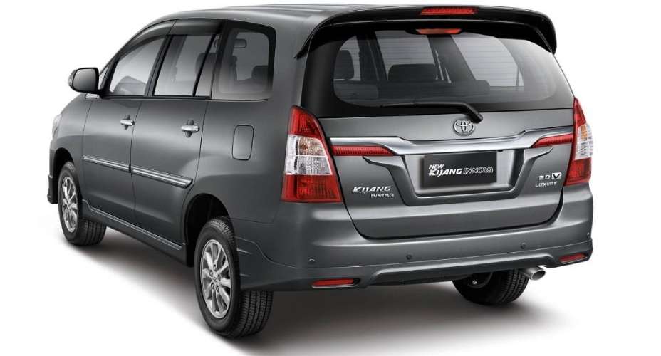 Toyota Kijang Innova masih mempertahankan posisinya sebagai salah satu mobil paling diminati di Indonesia. Tak hanya mendominasi pasar kendaraan baru, mobil berjenis MPV ini juga terus menjadi incaran di pasar mobil bekas. Sudah puluhan tahun Kijang Innova hadir di pasar otomotif nasional, menjadikannya model yang tak asing bagi masyarakat Indonesia. Keberadaannya yang konsisten dan reputasi yang kuat membuatnya terus dicari oleh konsumen, baik untuk kebutuhan pribadi maupun keluarga. Baca juga: bZ4X Dirakit Lokal, Toyota Belajar Banyak dari Pengembangan Innova Listrik Data dari Gabungan Industri Kendaraan Bermotor Indonesia (Gaikindo) menunjukkan bahwa dalam enam bulan pertama tahun 2025, total 31.107 unit Kijang Innova—baik tipe Zenix maupun Reborn—telah didistribusikan secara wholesales. Angka ini membuktikan bahwa Innova masih menjadi salah satu mobil terlaris di Tanah Air. Menariknya, tren pencarian tidak hanya terjadi di pasar mobil baru. Di segmen mobil bekas, Kijang Innova juga termasuk model yang paling sering dicari. Minat yang tinggi terhadap mobil ini tak lepas dari berbagai keunggulan yang dimilikinya. Salah satu daya tarik utama dari Kijang Innova adalah karakteristiknya sebagai MPV berkapasitas besar dengan kabin yang luas dan nyaman. Mobil ini dinilai cocok untuk berbagai kebutuhan mobilitas masyarakat Indonesia—baik untuk penggunaan harian maupun perjalanan jarak jauh bersama keluarga. Baca juga: Adu Performa Mitsubishi Destinator vs Toyota Kijang Innova Zenix Tak hanya soal kenyamanan dan fungsi, faktor nilai jual kembali juga menjadi alasan kuat mengapa Kijang Innova tetap diminati. Model ini dikenal memiliki nilai jual kembali yang stabil, yang menjadi pertimbangan penting bagi konsumen saat membeli mobil. Faktor lain yang turut memperkuat popularitasnya adalah dukungan ekosistem purnajual yang luas. Jaringan servis resmi dan ketersediaan suku cadang yang merata hingga ke berbagai wilayah di Indonesia membuat pemilik Innova merasa aman dan nyaman dalam jangka panjang. Dengan berbagai keunggulan tersebut, tak mengherankan jika Kijang Innova terus mempertahankan statusnya sebagai mobil keluarga favorit masyarakat Indonesia, baik dalam kondisi baru maupun bekas.