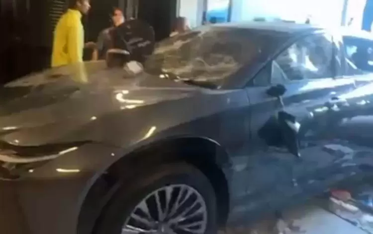 mobil ahmad sahroni