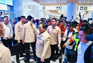 Sambutan Meriah Warga Warnai Kedatangan Prabowo di Kota Bandung
