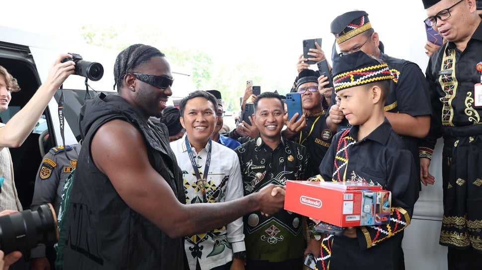 Rapper Melly Mike Bertemu Dikha Paju Jalur, Beri Hadiah Nintendo ...