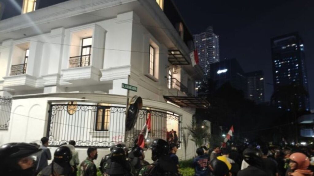 rumah yang dijarah massa