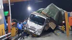 Truk Kontainer Tabrak Tiga Gardu di Gerbang Tol Ciawi 2, Diduga Rem Blong