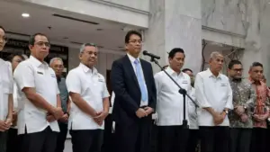 Meski menghadapi tantangan berat, dunia usaha tetap menaruh optimisme pada Menkeu Purbaya. Apindo mengapresiasi sikap Purbaya yang tidak melakukan perombakan besar pada sistem yang ada. Harapannya, beliau mampu menghadirkan terobosan perpajakan baru yang memperkuat fiskal dan mendorong pertumbuhan ekonomi. "Kita akan tunggu gebrakan beliau. Dalam tiga bulan ke depan, pasar keuangan diharapkan membaik. Narasi beliau cukup bisa melihat potensi yang ada di Indonesia," pungkas Ajib.