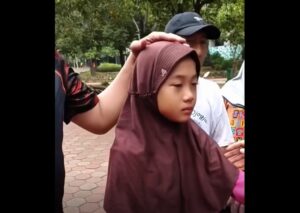 Bocah penjual cilok (Instagram Fakta Jakarta)