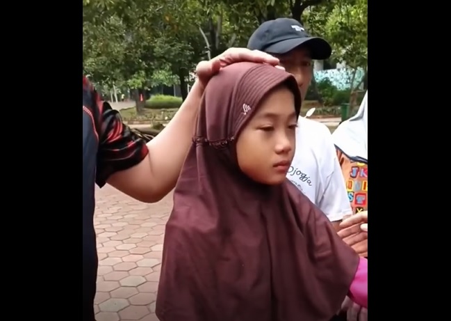 Bocah penjual cilok (Instagram Fakta Jakarta)