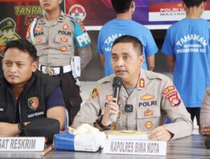 pembakaran kantor inspektorat kabupaten bima