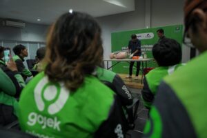 Gojek dan EIGER Kolaborasi di Bandung, Pelatihan Keselamatan dan Tas P3K EIGER untuk Mitra Driver