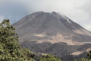 Gunung Lewotobi Laki-Laki erupsi-1