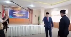 Kepala Kanwil Kemenag lempar tiang mic (IG undercover.id)