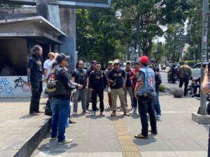 Reborn for Humanity Bersihkan Vandalisme di Taman Cikapayang, Ajak Warga Jaga Bandung