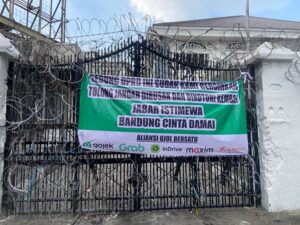 Kondisi DPRD Jabar: Gerbang Depan Kembali Bersih, Aliansi Ojol Bersatu Pasang Spanduk Pesan Damai