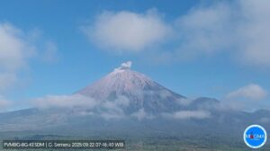 gunung semeru erupsi
