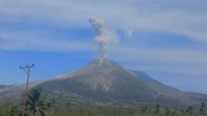 gunung lewotobi laki-laki erupsi