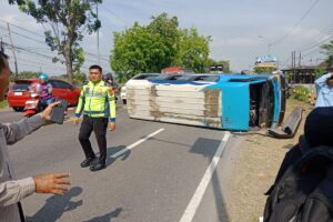 minibus terguling