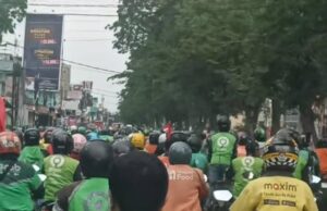 Ojol Membawa Bunga Mawar