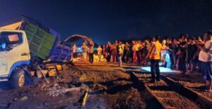 truk tabrak kereta indramayu